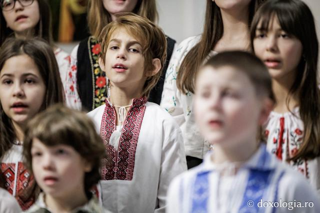 Școala „Varlaam Mitropolitul” – Colindători la Reședința Mitropolitană 2025