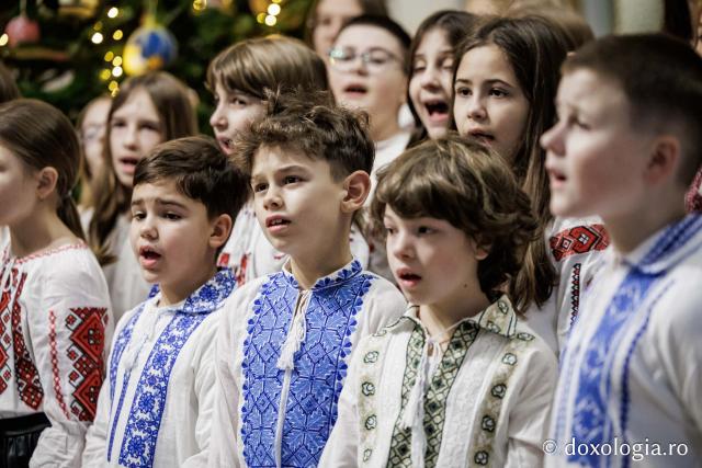 Școala „Varlaam Mitropolitul” – Colindători la Reședința Mitropolitană 2025