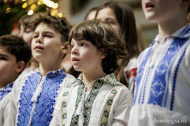 Școala „Varlaam Mitropolitul” – Colindători la Reședința Mitropolitană 2025