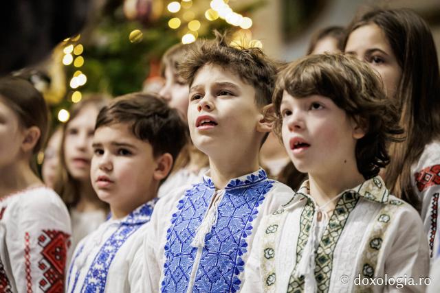 Școala „Varlaam Mitropolitul” – Colindători la Reședința Mitropolitană 2025