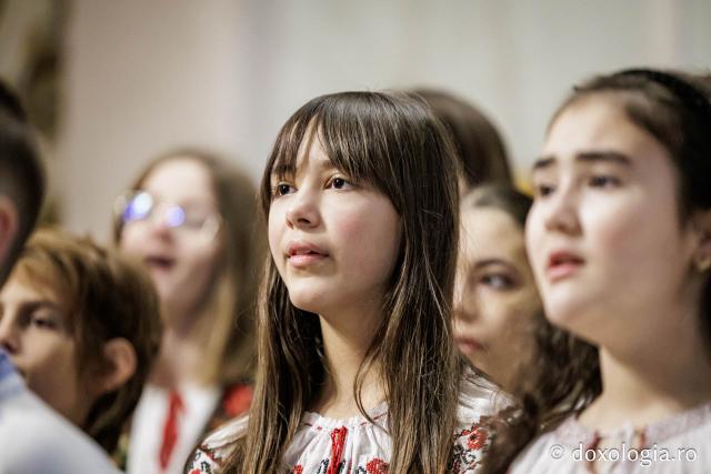 Școala „Varlaam Mitropolitul” – Colindători la Reședința Mitropolitană 2025