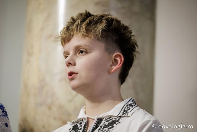 Școala „Varlaam Mitropolitul” – Colindători la Reședința Mitropolitană 2025