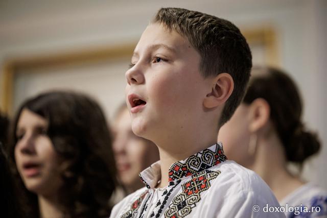 Școala „Varlaam Mitropolitul” – Colindători la Reședința Mitropolitană 2025