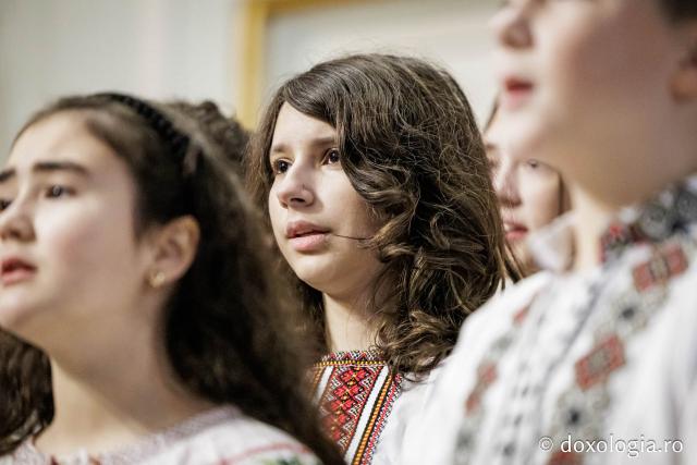 Școala „Varlaam Mitropolitul” – Colindători la Reședința Mitropolitană 2025