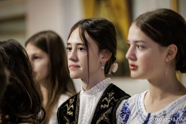 Școala „Varlaam Mitropolitul” – Colindători la Reședința Mitropolitană 2025