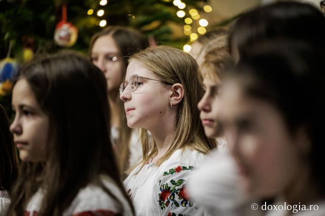 Școala „Varlaam Mitropolitul” – Colindători la Reședința Mitropolitană 2025