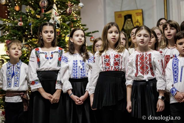 Școala „Varlaam Mitropolitul” – Colindători la Reședința Mitropolitană 2025
