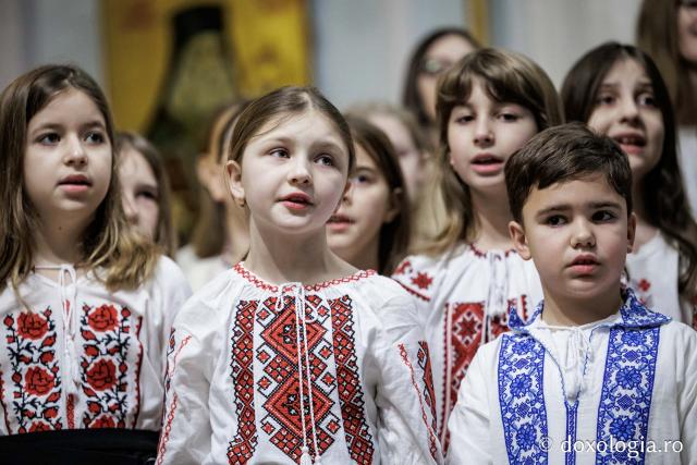 Școala „Varlaam Mitropolitul” – Colindători la Reședința Mitropolitană 2025