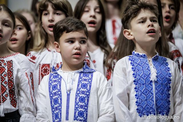 Școala „Varlaam Mitropolitul” – Colindători la Reședința Mitropolitană 2025