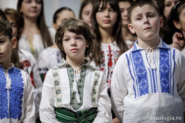 Școala „Varlaam Mitropolitul” – Colindători la Reședința Mitropolitană 2025