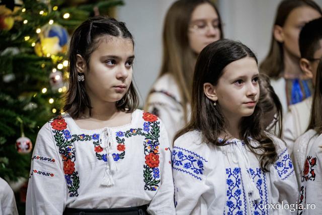 Școala „Varlaam Mitropolitul” – Colindători la Reședința Mitropolitană 2025