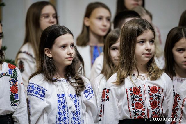 Școala „Varlaam Mitropolitul” – Colindători la Reședința Mitropolitană 2025