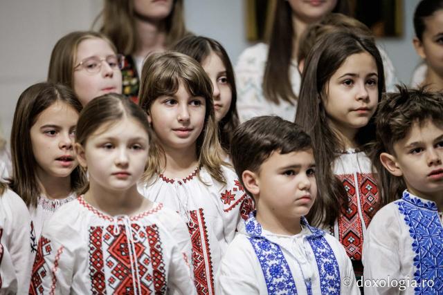 Școala „Varlaam Mitropolitul” – Colindători la Reședința Mitropolitană 2025