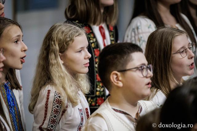 Școala „Varlaam Mitropolitul” – Colindători la Reședința Mitropolitană 2025