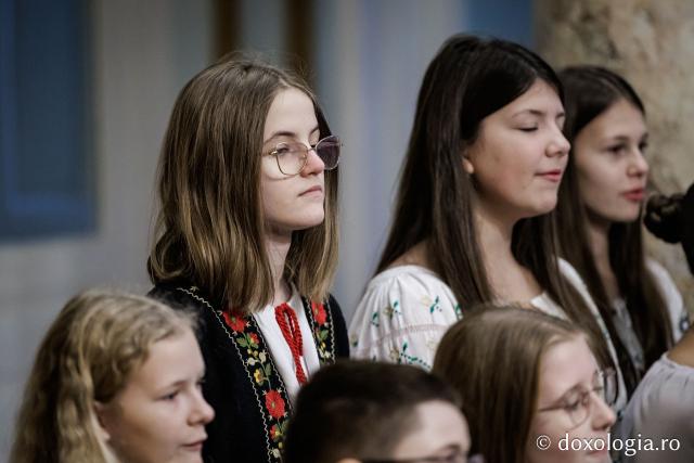 Școala „Varlaam Mitropolitul” – Colindători la Reședința Mitropolitană 2025