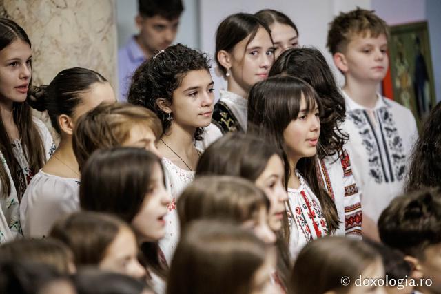 Școala „Varlaam Mitropolitul” – Colindători la Reședința Mitropolitană 2025