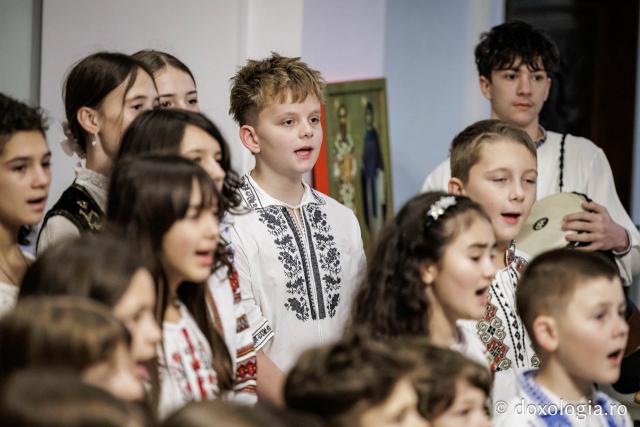 Școala „Varlaam Mitropolitul” – Colindători la Reședința Mitropolitană 2025