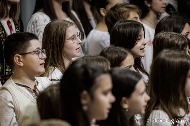 Școala „Varlaam Mitropolitul” – Colindători la Reședința Mitropolitană 2025