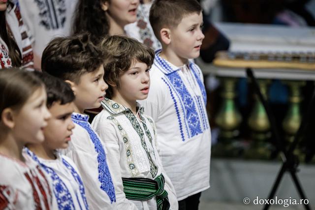 Școala „Varlaam Mitropolitul” – Colindători la Reședința Mitropolitană 2025