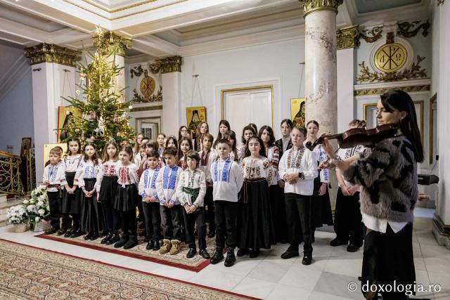 Școala „Varlaam Mitropolitul” – Colindători la Reședința Mitropolitană 2025
