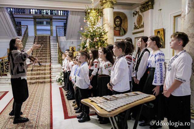 Școala „Varlaam Mitropolitul” – Colindători la Reședința Mitropolitană 2025