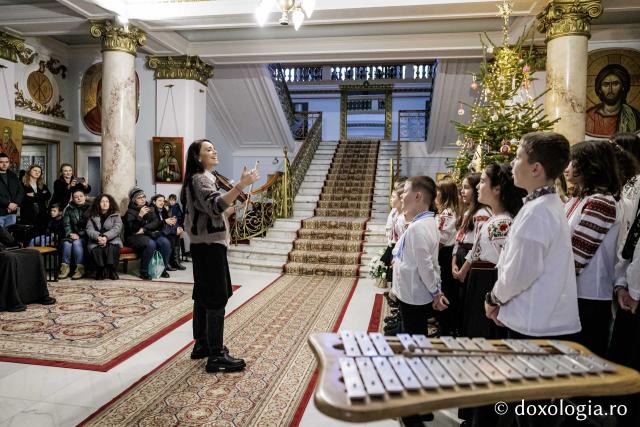 Școala „Varlaam Mitropolitul” – Colindători la Reședința Mitropolitană 2025