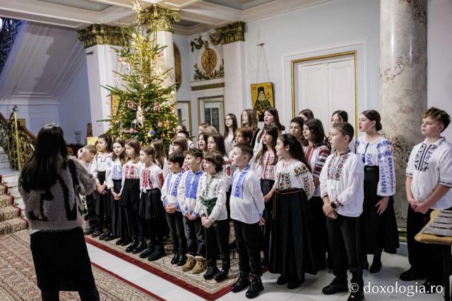 Școala „Varlaam Mitropolitul” – Colindători la Reședința Mitropolitană 2025