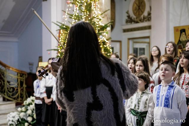 Școala „Varlaam Mitropolitul” – Colindători la Reședința Mitropolitană 2025