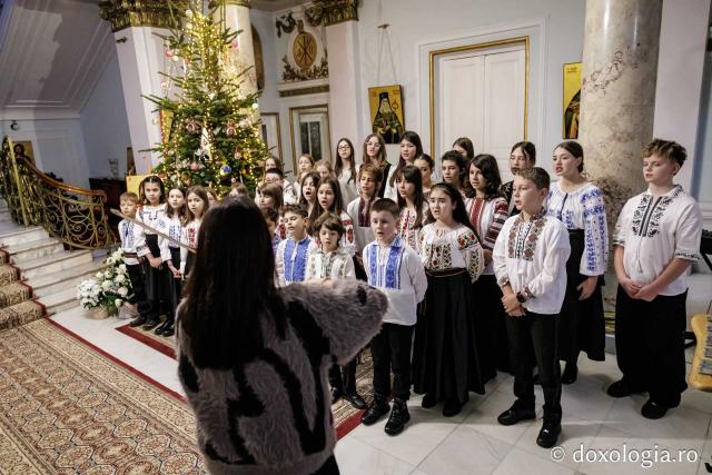 Școala „Varlaam Mitropolitul” – Colindători la Reședința Mitropolitană 2025