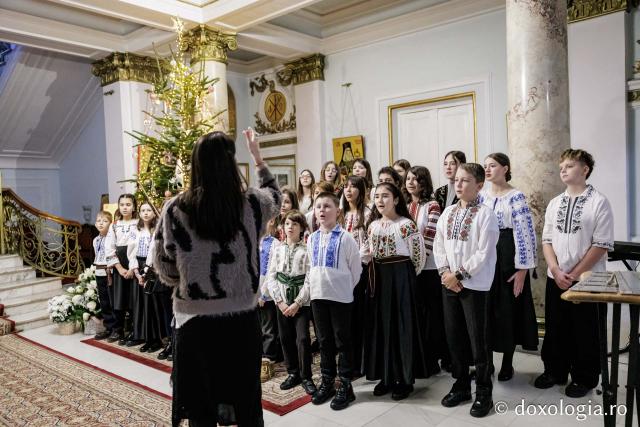 Școala „Varlaam Mitropolitul” – Colindători la Reședința Mitropolitană 2025