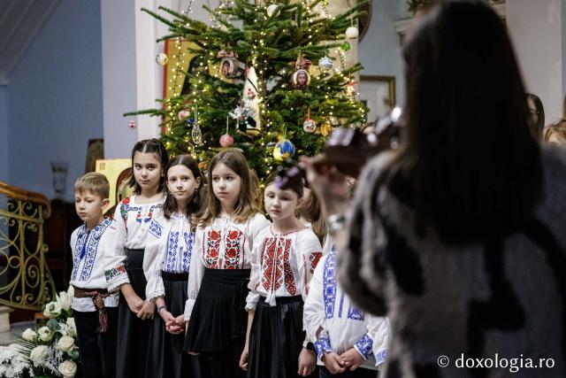 Școala „Varlaam Mitropolitul” – Colindători la Reședința Mitropolitană 2025