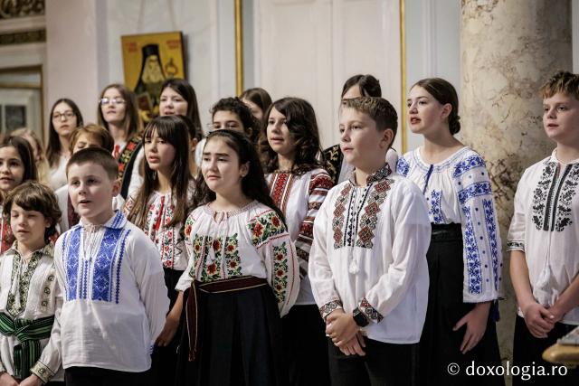 Școala „Varlaam Mitropolitul” – Colindători la Reședința Mitropolitană 2025