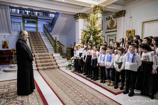 Școala „Varlaam Mitropolitul” – Colindători la Reședința Mitropolitană 2025
