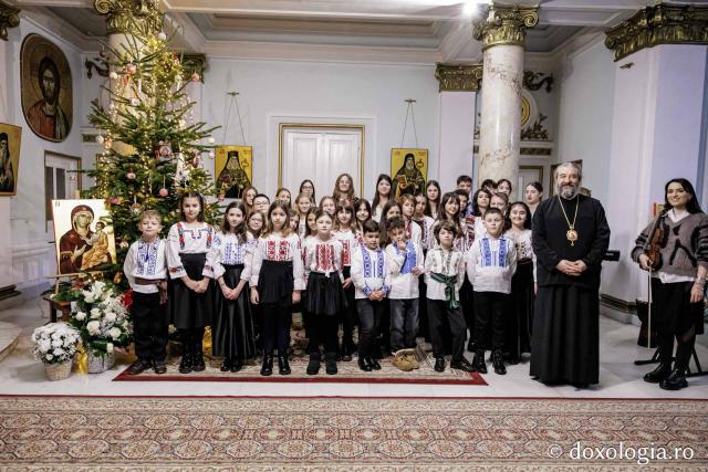 Școala „Varlaam Mitropolitul” – Colindători la Reședința Mitropolitană 2025