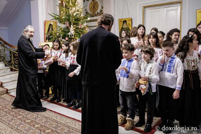 Școala „Varlaam Mitropolitul” – Colindători la Reședința Mitropolitană 2025