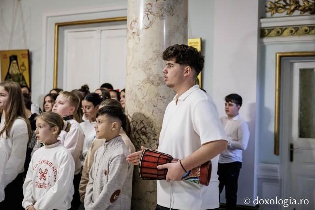 Parohia Voinești II – Colindători la Reședința Mitropolitană 2025