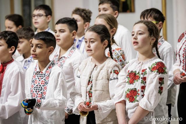 Școala Perieni – Colindători la Reședința Mitropolitană 2025