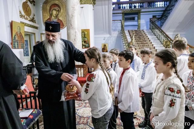 Școala Perieni – Colindători la Reședința Mitropolitană 2025