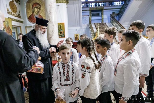 Școala Perieni – Colindători la Reședința Mitropolitană 2025