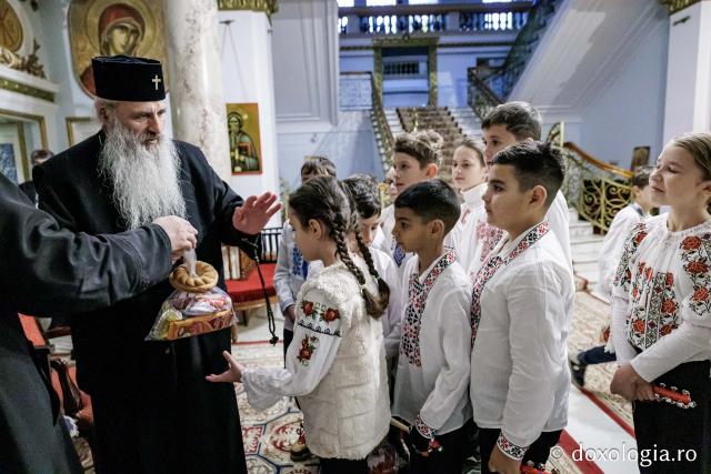 Școala Perieni – Colindători la Reședința Mitropolitană 2025