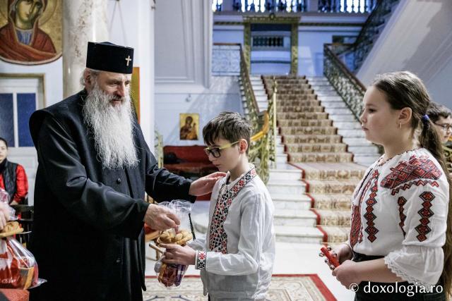 Școala Perieni – Colindători la Reședința Mitropolitană 2025