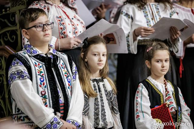 Grupul Preoteselor din Protopopiatul Hârlău – Colindători la Reședința Mitropolitană 2025