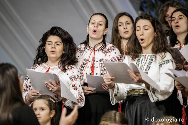 Grupul Preoteselor din Protopopiatul Hârlău – Colindători la Reședința Mitropolitană 2025