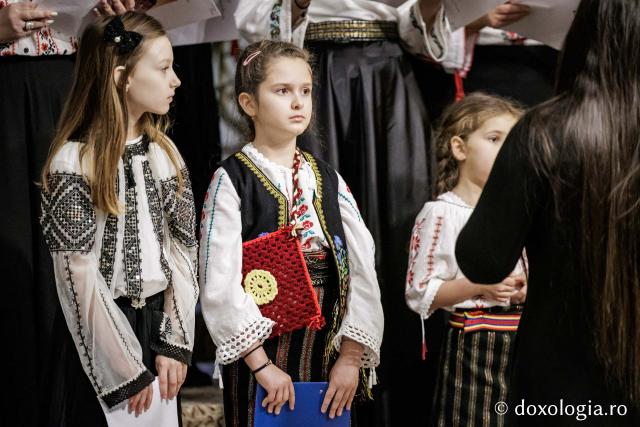 Grupul Preoteselor din Protopopiatul Hârlău – Colindători la Reședința Mitropolitană 2025