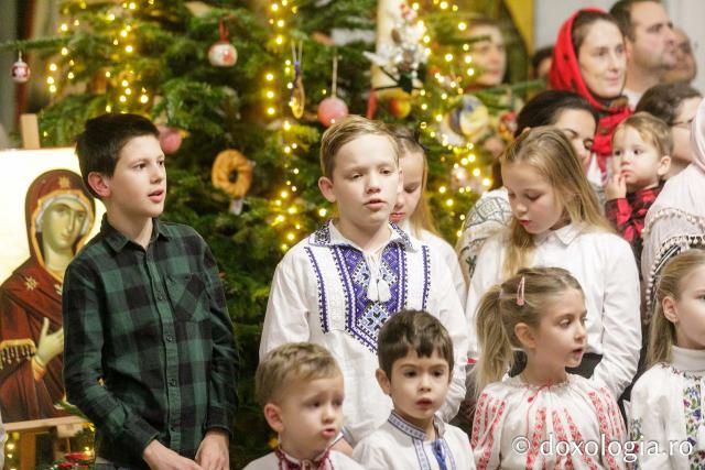 (Foto) Parohiile „Sfântul Andrei” și Talpalari din Iași – Colindători la Reședința Mitropolitană 2025