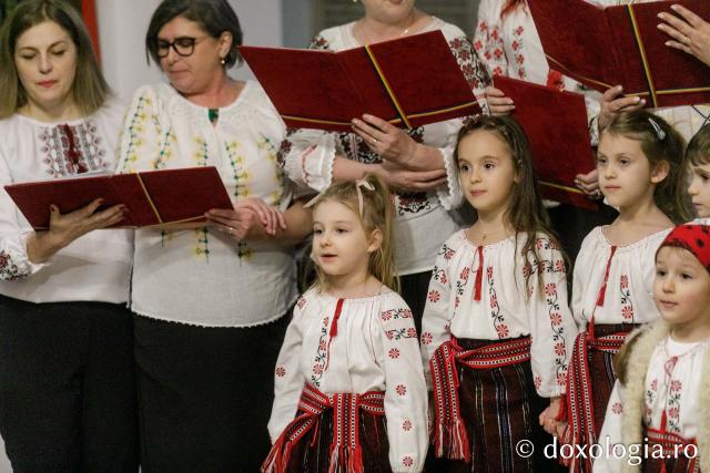 (Foto) Școala Gimnazială „Veronica Micle” din Iași – Colindători la Reședința Mitropolitană 2025