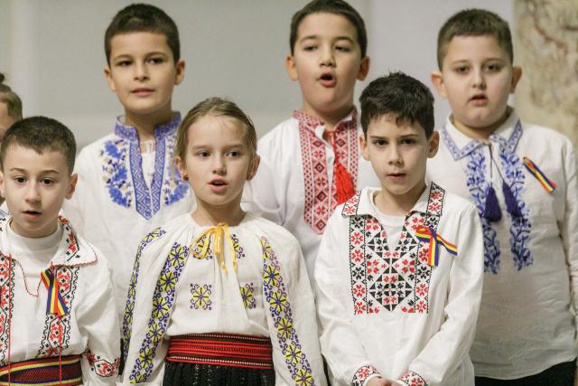 (Foto) Școala Primară Hlincea – Colindători la Reședința Mitropolitană 2025