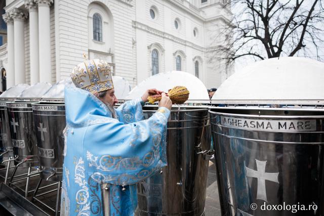 (Foto) Boboteaza la Catedrala Mitropolitană din Iași – Sfânta Liturghie și Sfințirea Apei