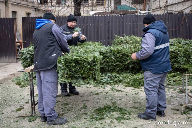(Foto) Veșmânt din cetină și crizanteme: Cum a fost împodobită Crucea de Bobotează la Catedrala Mitropolitană din Iași