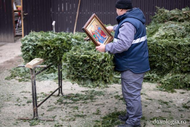 (Foto) Veșmânt din cetină și crizanteme: Cum a fost împodobită Crucea de Bobotează la Catedrala Mitropolitană din Iași